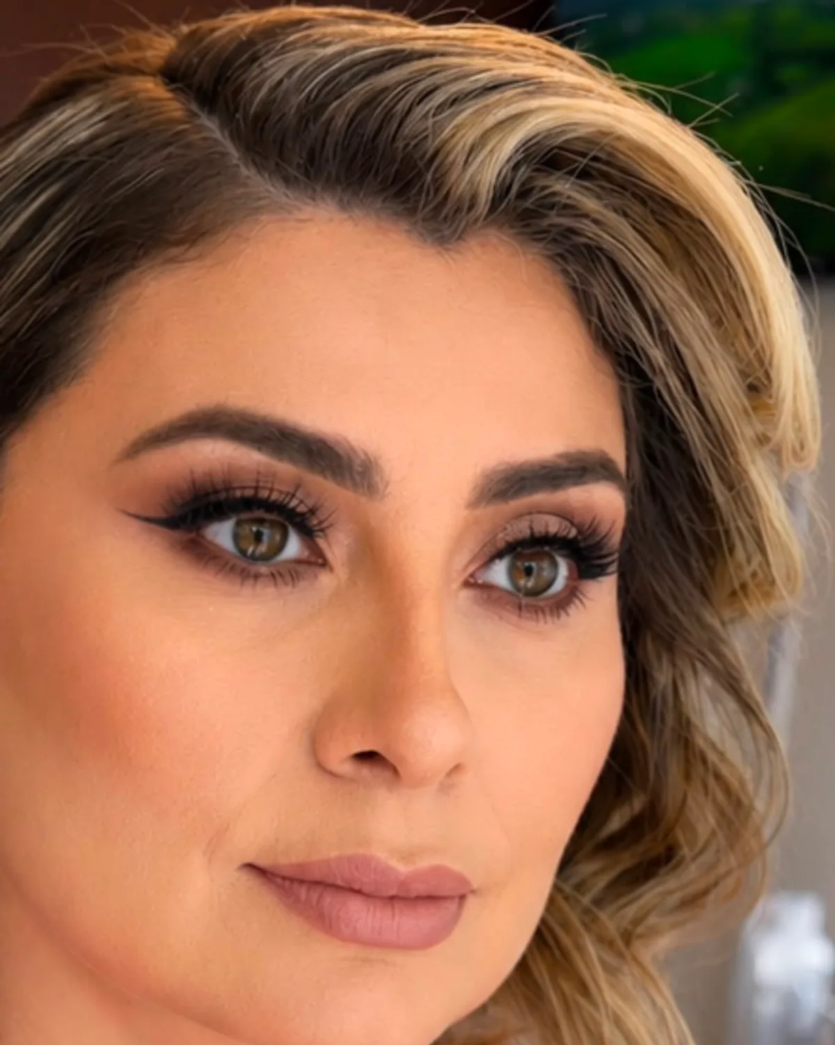 Maquillaje glam para piel madura con ahumado café y delineado