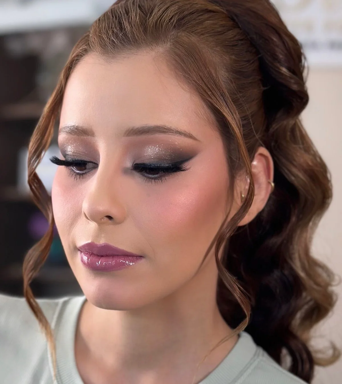Maquillaje glam con glitter y semirecogido con ondas