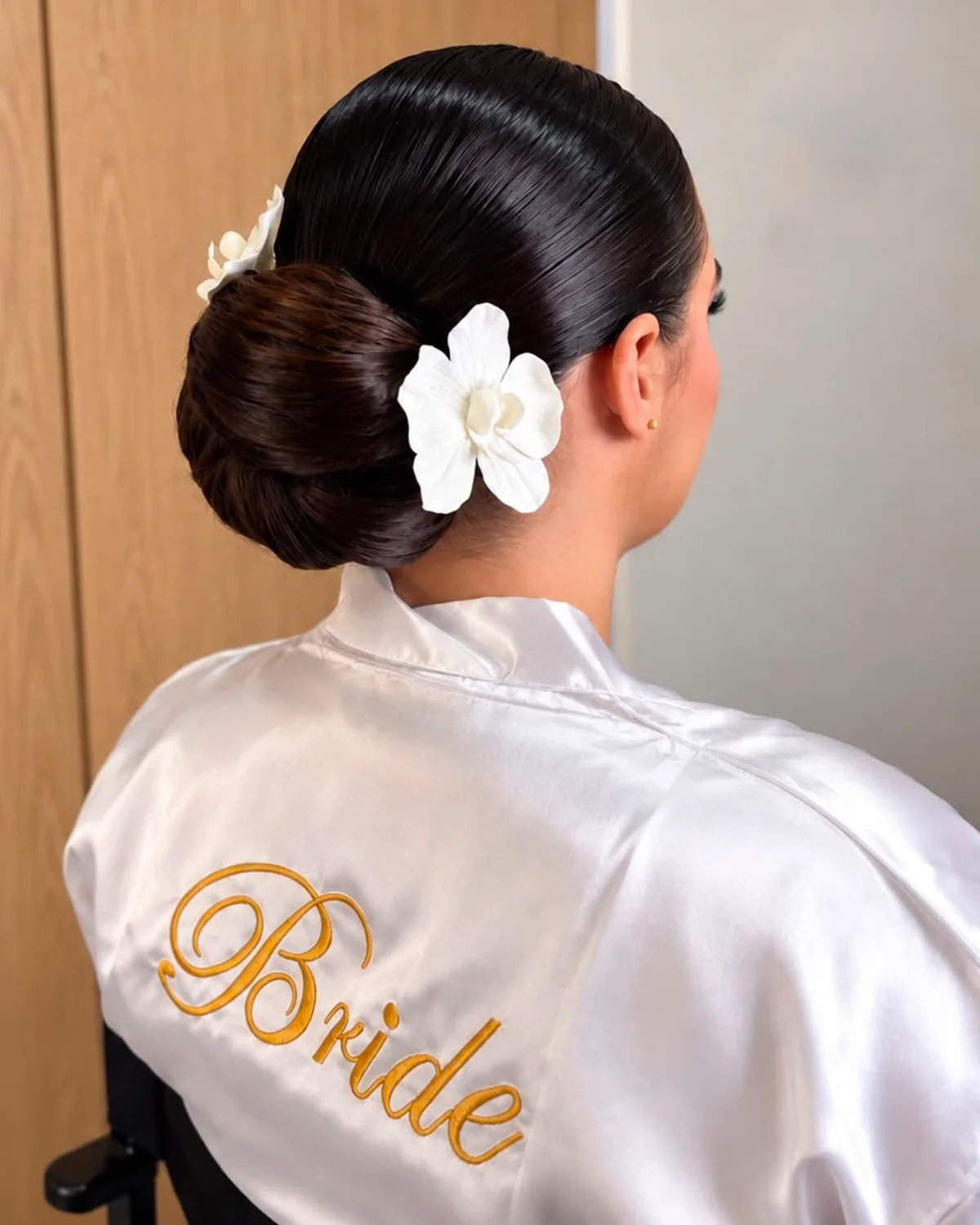 Chongo bajo pulido adornado con orquídeas blancas